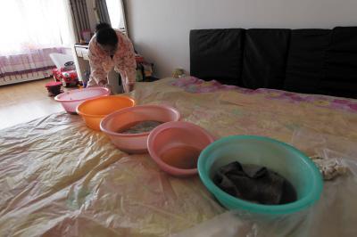 惠水楼上漏水，住户失联，小区没物管，业主维权难！律师来支招……